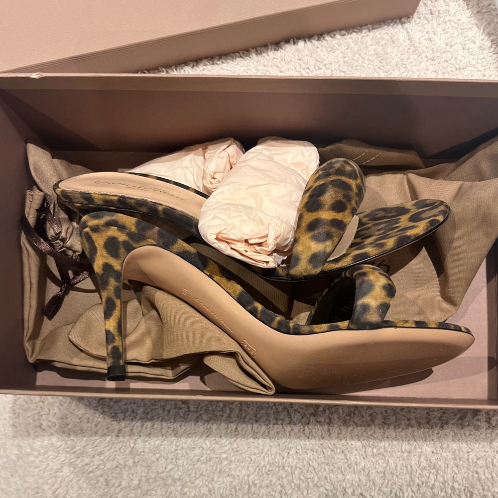 Gianvito Rossi

Bijoux 85MM Leopard Suede Mules - Picture 2 of 7
